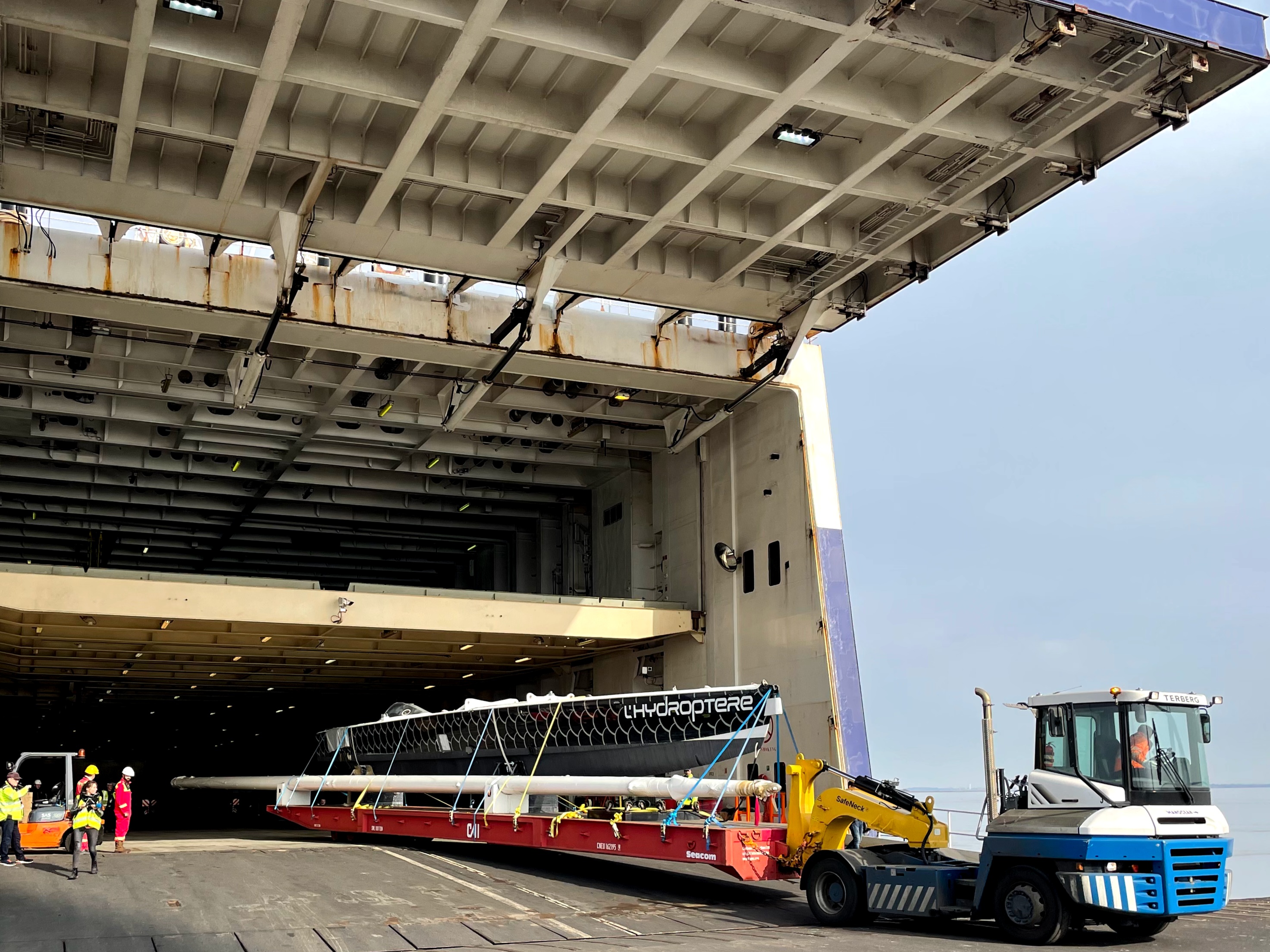 arrivée du dernier voyage de rapatriement de L'Hydroptère en France | L'Hydroptère's last trip back to France